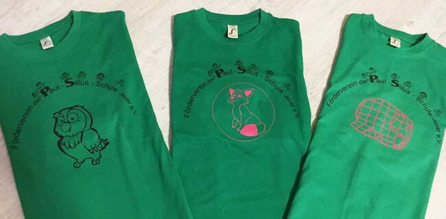 grüne T-Shirts mit Aufdruck der Klassentiere Eule, Fuchs und Elefant Elmar